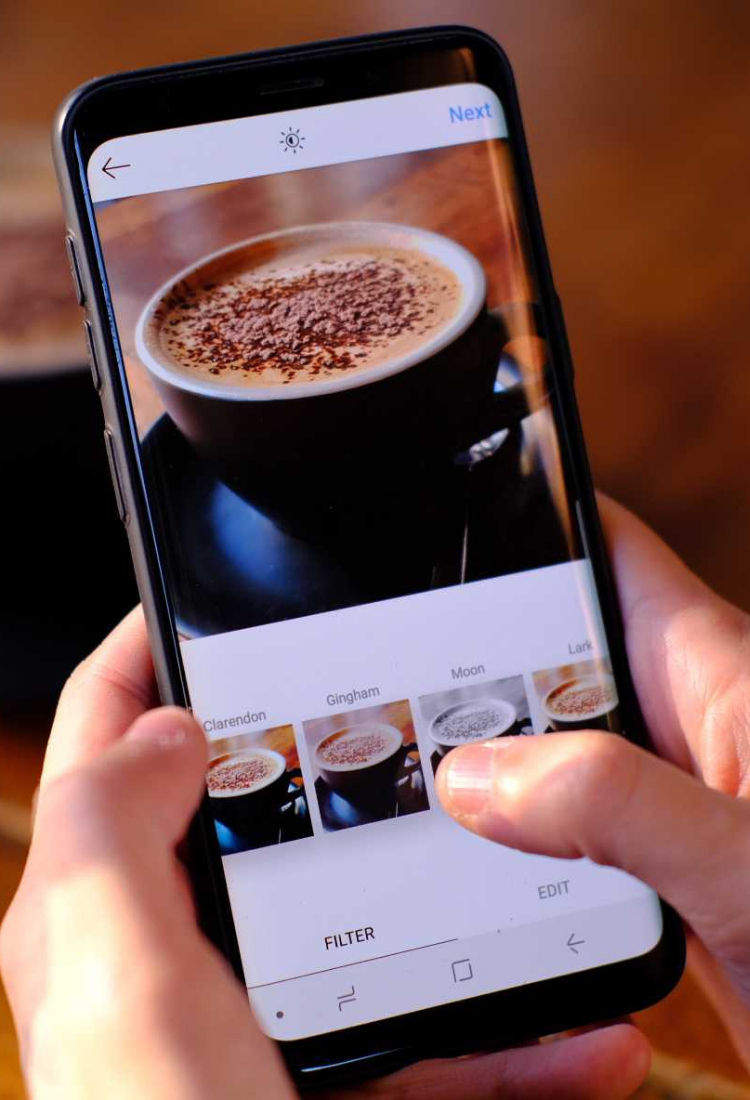 （2枚目）SNSやスマホ操作のイメージ